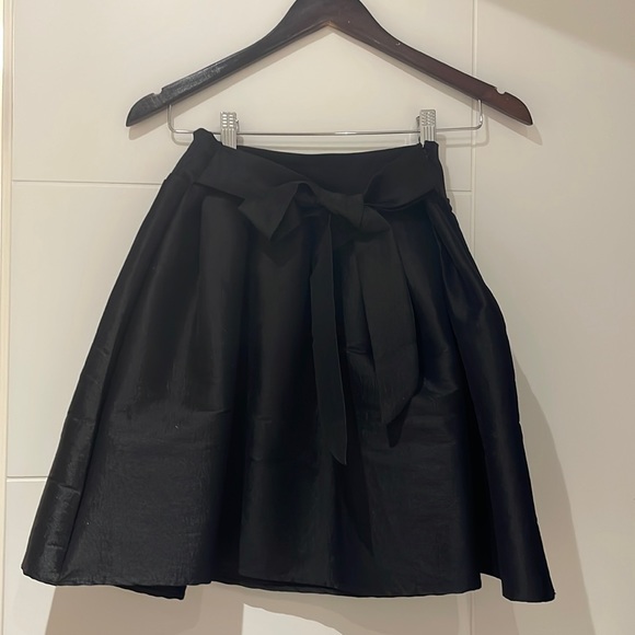 Black pleaded skirt with stretchy waistband and zipper on the side! - Picture 1 of 2